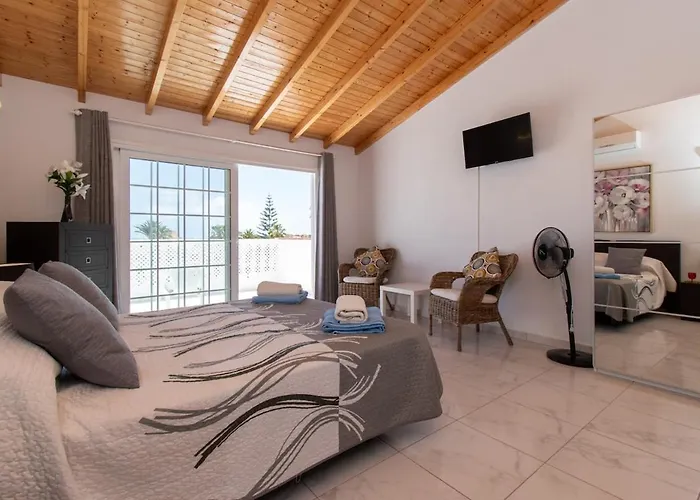 Fairway Village Beautiful 3 Bedroom 圣米格尔德阿沃纳